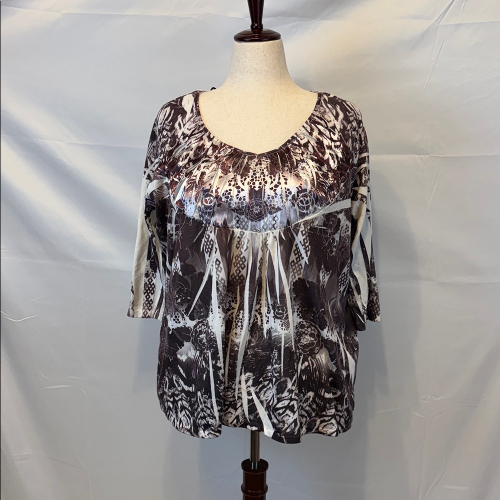 Elegant Women's Black and White Top